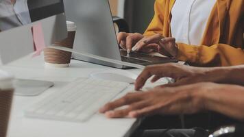 dois pessoas trabalhando em uma computador juntos video