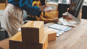 en kvinna är arbetssätt på en dator medan stående Nästa till lådor video