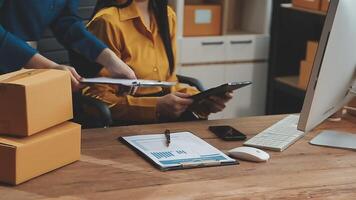 två människor arbetssätt på en dator med lådor på de skrivbord video