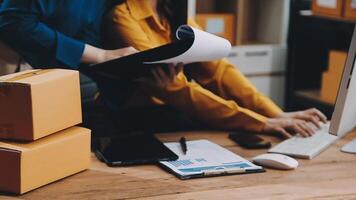 två människor arbetssätt på en dator med lådor på de skrivbord video