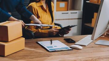 två människor arbetssätt på en dator med lådor på de skrivbord video