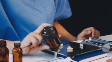 en person i en blå skjorta är arbetssätt på en dator video