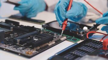 un técnico trabajando en un computadora tarjeta madre video