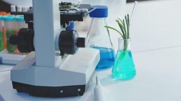 un microscopio y un florero de verde césped en un laboratorio video