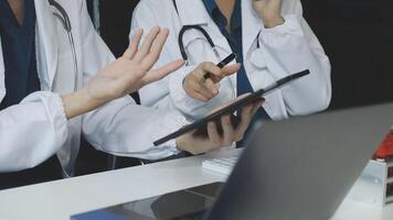 Due medici siamo utilizzando un' tavoletta computer video