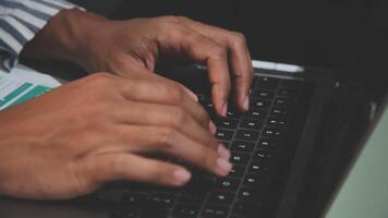 fechar acima do uma pessoa digitando em uma computador portátil video