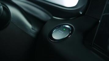 pressing the start button in the car, starting the engine by button video