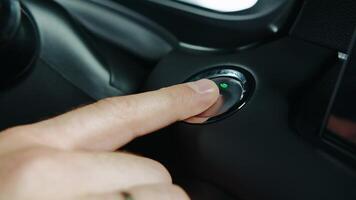 pressing the start button in the car, starting the engine by button video
