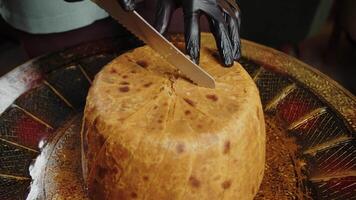 Cutting Shah Pilaf with Bread Crust video