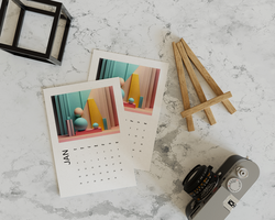 Desk calendar mockup with a mini easel on marble table looks top view psd