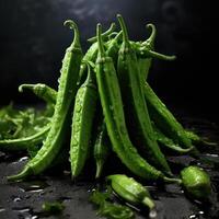 verde caliente chile pimientos con agua gotas en a ellos. foto