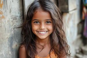 joven niña con hermosa sonrisa poses en urbano ajuste durante brillante luz. foto