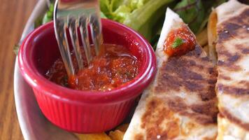 sabroso quesadillas servido con Fresco salsa y ensalada video