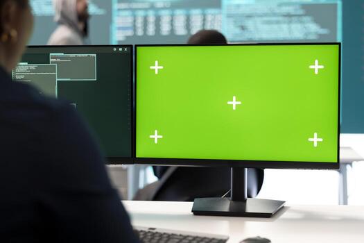 gubernamental hackers utilizando verde pantalla en ejecutando ciber seguridad supervisión y amenaza detección. examinando red seguridad y proteccion en contra ciber ataques, nacional inteligencia. foto