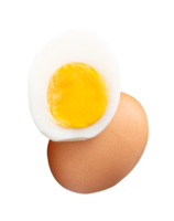 einer roh Hähnchen Ei und geschält gekocht oder gekocht Ei mit Ei Eigelb im Hälfte im Stapel isoliert mit Ausschnitt Pfad im Datei Format png