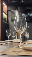 proche en haut de vide du vin des lunettes sur tableau. fête préparation. video