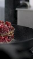 cuisine Viande étape par étape cuisinier le interne filet de le ribeye attacher avec chaîne mettre sur friture la poêle video