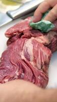 blot meat with napkin green napkin to remove all moisture from raw meat video