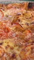 recién preparado Pizza con Tomates, salami, pepinillos, hongos y queso. macro Disparo en movimiento video