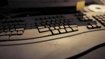 empoeirado teclado em uma confuso escrivaninha com caloroso iluminação às período noturno video