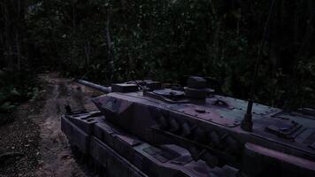 Panzer navigieren durch dicht Urwald Terrain inmitten üppig Grün video
