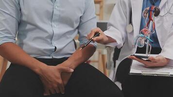Urologen beraten Patienten Über Prostata Probleme. Behandlung von Krebs von das Urin- Trakt und männlich reproduktiv Organe das Konzept von Herren Gesundheit Probleme video