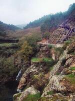 aroca, Portugal, octubre, un de madera sendero en el geopreservar de el pueblo de aroca en Portugal en nublado clima. foto