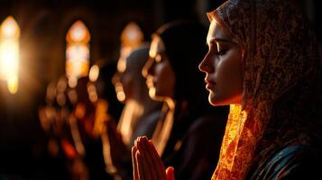 grupo de mujer en hijabs soportes en oración dentro mezquita su manos doblada en frente de ellos foto