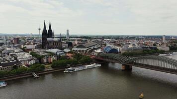 Panorama- Drohne Schuss, Aussicht von das historisch Center von Köln mit das gotisch Köln Dom. Vogelaugen von das Seite von das Eisenbahn Brücke auf welche das Zug Reisen. video