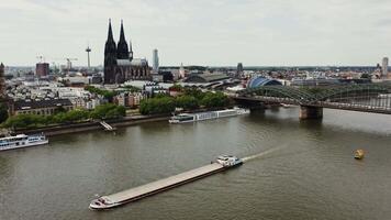 Panorama- Drohne Schuss, Aussicht von das historisch Center von Köln mit das gotisch Dom. ein groß leeren Fähre Segel entlang das Fluss Rhein, Köln, Deutschland. video