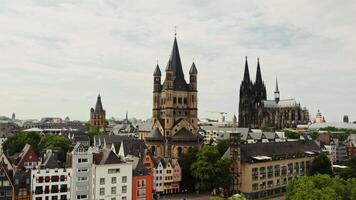 Panorama- Vogel Auge Aussicht von das historisch Center von Köln. Drohne Aussicht von st. Peters Dom. video