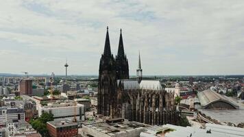 Panorama- Aussicht von st. Peters Kathedrale im das historisch Center von Köln von ein Vogel Auge Sicht. Drohne im ein alt Deutsche Stadt. video