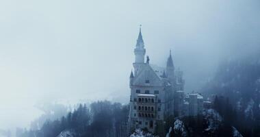 ein Drohne fliegt um hohenzollern Schloss auf ein nebelig Winter Tag. Deutschland Besichtigung Überblick, uralt die Architektur, Beliebt setzt, Drohne video