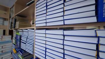 passagem linha do livros. estantes de livros dentro universidade biblioteca com grande quantidade do livros video