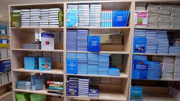 estantería con un montón de libros. ver Entre el filas de estantería en biblioteca video
