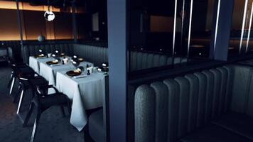 elegante jantar área do a esvaziar restaurante com ordenadamente arranjado mesas video