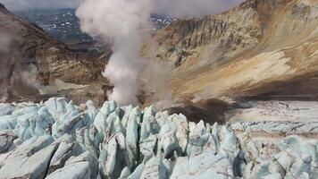 zumbido ver de el glaciar y cráter de mutnovsky volcán con volcánico gases video