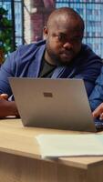 africano americano vida parceiros trabalhando remotamente dentro seus acolhedor sótão, planejamento desenvolvimento estratégias e discutindo projeto Ideias enquanto usando uma computador portátil para rastrear progresso. cooperação. Câmera uma. video
