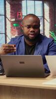 africano americano personas a hogar entrando tarjeta dígitos a renovar un cuenta suscripción, gerente transmisión servicios en ordenador portátil. Pareja transferir dinero, actualización el cartas credenciales. cámara una. video