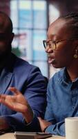 negro Pareja gerente su yo empleado negocio finanzas y impuestos, rastreo gastos y ingresos mientras ellos trabajo remotamente desde su desván. haciendo impuesto cálculos para un deuda gratis año. cámara b. video