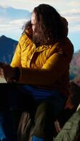 Vertikale Wanderer trotzt das hart Winde und kalt Wetter zu bleibe in Verbindung gebracht online, Camping im das windig riskant Wildnis. Forscher mit Technologie Sucht in Verbindung gebracht sogar auf Berg oben. Kamera a. video
