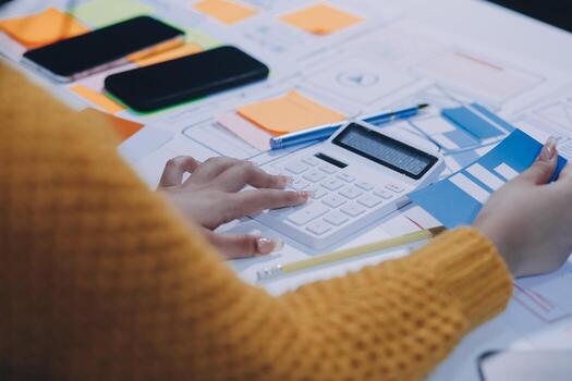 un persona es utilizando un calculadora a calcular el costo de un proyecto foto