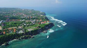 uluwatu litoral com cênico panorama e oceano com melhor ondas dentro bali. video