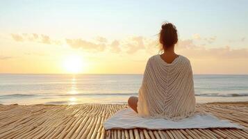 mujer meditando en playa a atardecer, disfrutando tranquilidad y paz foto