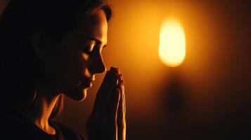 devoto Orando cristiano mujer, en humilde reverencia a dios. con manos doblada ella mira hacia arriba antes de clausura ojos. buscando Guia y fuerza a En Vivo un vida en conformidad con el Biblia foto