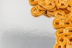 pretzels arreglado artísticamente en un reflexivo superficie con decorativo brillo foto