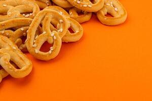 crujiente pretzels en vibrante naranja antecedentes para bocadillo amantes foto