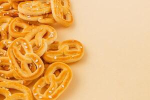 delicioso pretzels arreglado en un suave amarillo antecedentes para un sabroso bocadillo foto