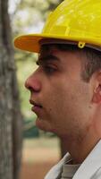Technician Reprimands Workers Who Are Crazy For Having Done The Work Badly video