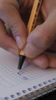 hombre escribiendo en un cuaderno video